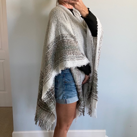 Gorgeous Fringed Shawl/Cape - Picture 6 of 8